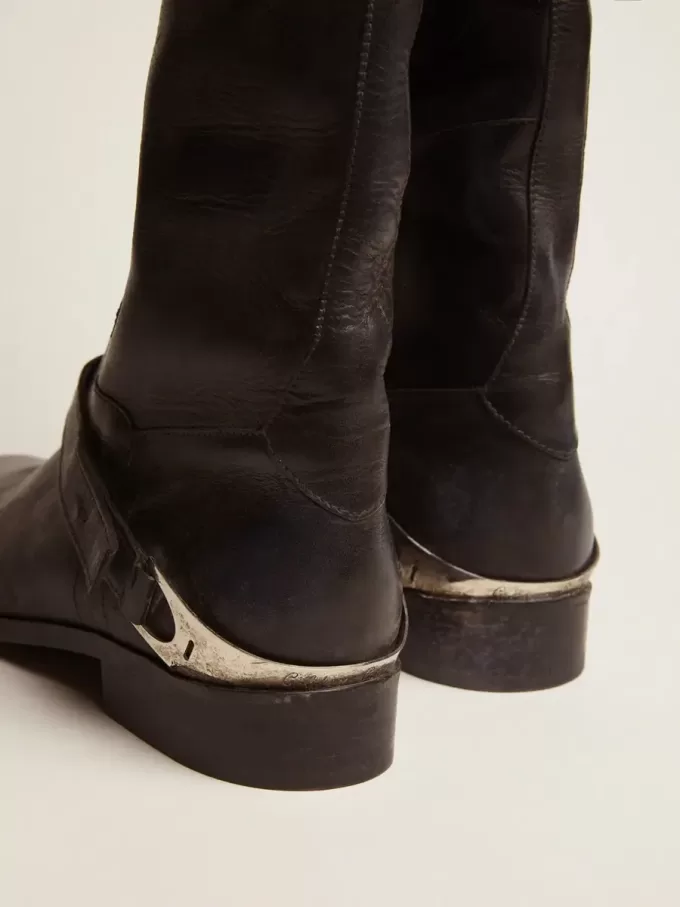 Damenstiefel aus schwarzem Leder mit Klammer an der Ferse Damenstiefel aus schwarzem Leder mit Klammer an der Ferse
