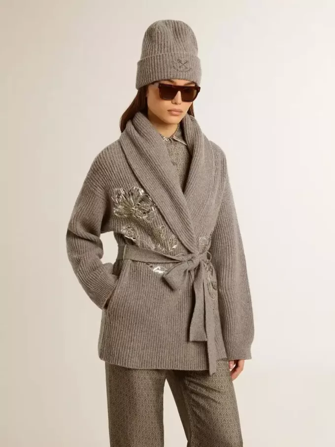 Damenstrickjacke aus grau melierter Wolle mit Stickerei auf der Vorderseite