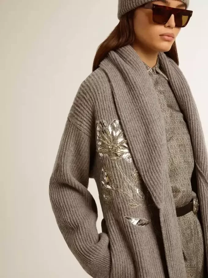 Damenstrickjacke aus grau melierter Wolle mit Stickerei auf der Vorderseite
