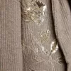 Damenstrickjacke aus grau melierter Wolle mit Stickerei auf der Vorderseite