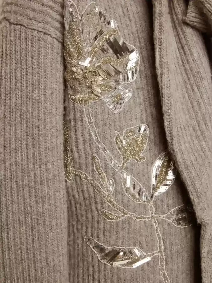 Damenstrickjacke aus grau melierter Wolle mit Stickerei auf der Vorderseite