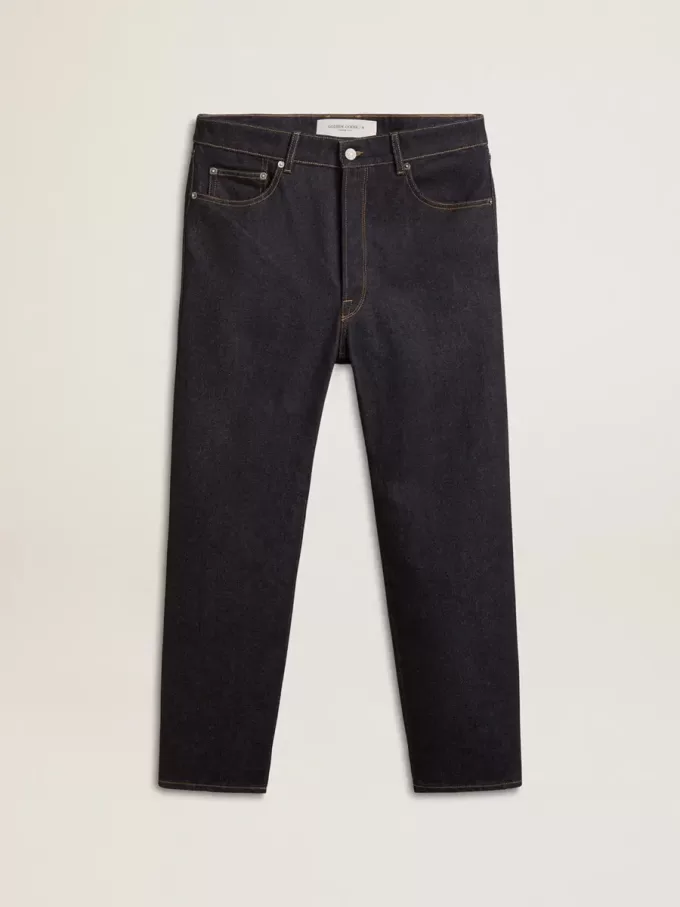 Dunkelblaue Herrenjeans aus einmal gewaschenem Denim Dunkelblaue Herrenjeans aus einmal gewaschenem Denim