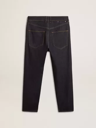 Dunkelblaue Herrenjeans aus einmal gewaschenem Denim