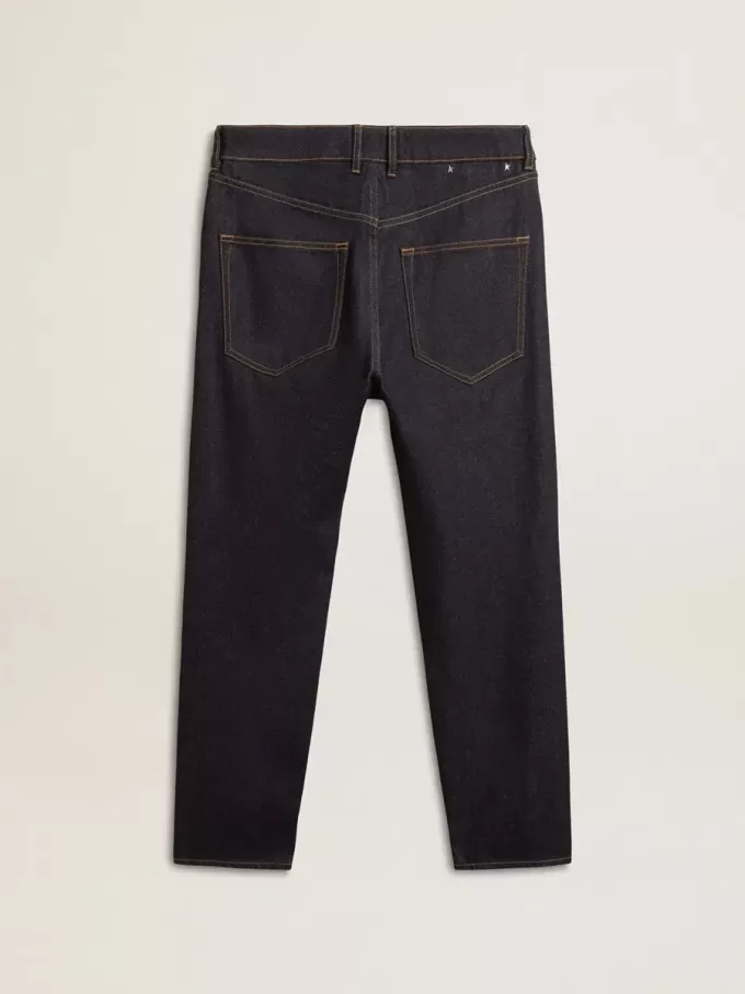 Dunkelblaue Herrenjeans aus einmal gewaschenem Denim Dunkelblaue Herrenjeans aus einmal gewaschenem Denim