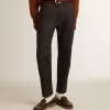 Dunkelblaue Herrenjeans aus einmal gewaschenem Denim Dunkelblaue Herrenjeans aus einmal gewaschenem Denim