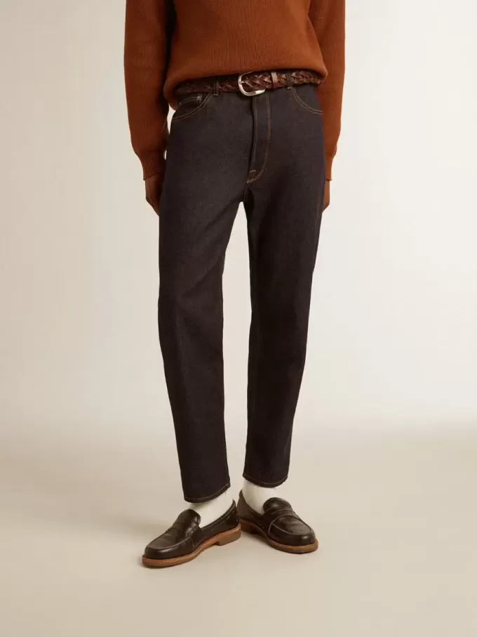 Dunkelblaue Herrenjeans aus einmal gewaschenem Denim Dunkelblaue Herrenjeans aus einmal gewaschenem Denim