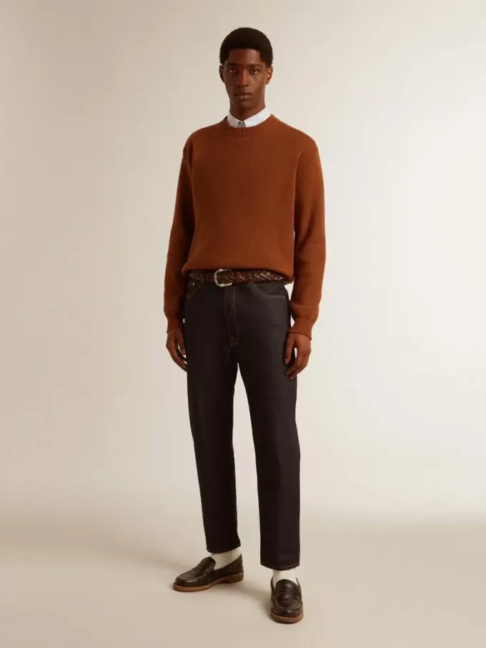 Dunkelblaue Herrenjeans aus einmal gewaschenem Denim Dunkelblaue Herrenjeans aus einmal gewaschenem Denim