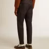 Dunkelblaue Herrenjeans aus einmal gewaschenem Denim Dunkelblaue Herrenjeans aus einmal gewaschenem Denim