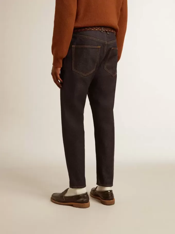 Dunkelblaue Herrenjeans aus einmal gewaschenem Denim Dunkelblaue Herrenjeans aus einmal gewaschenem Denim