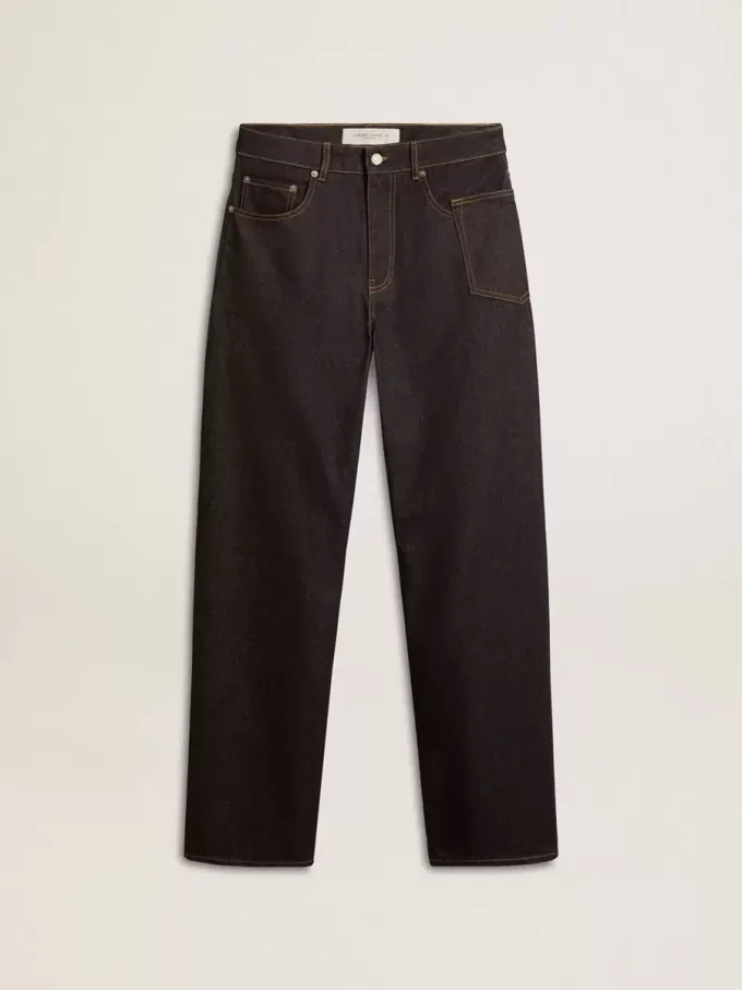 Dunkelblaue Herrenjeans mit weitem Bein aus einmal gewaschenem Denim Dunkelblaue Herrenjeans mit weitem Bein aus einmal gewaschenem Denim