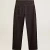 Dunkelblaue Herrenjeans mit weitem Bein aus einmal gewaschenem Denim Dunkelblaue Herrenjeans mit weitem Bein aus einmal gewaschenem Denim