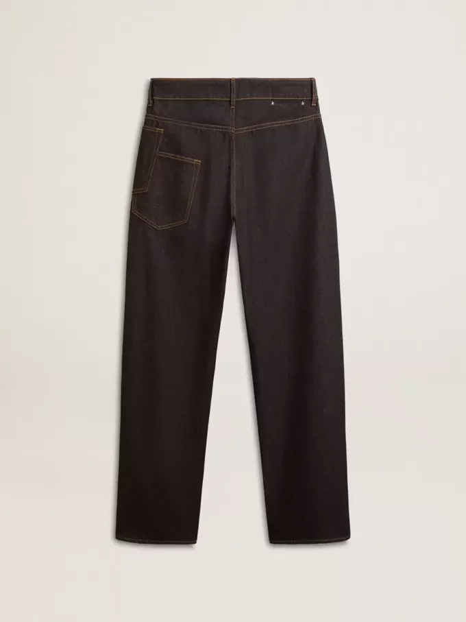 Dunkelblaue Herrenjeans mit weitem Bein aus einmal gewaschenem Denim Dunkelblaue Herrenjeans mit weitem Bein aus einmal gewaschenem Denim