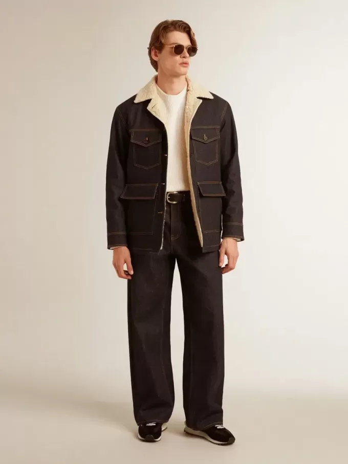 Dunkelblaue Herrenjeans mit weitem Bein aus einmal gewaschenem Denim Dunkelblaue Herrenjeans mit weitem Bein aus einmal gewaschenem Denim