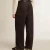 Dunkelblaue Herrenjeans mit weitem Bein aus einmal gewaschenem Denim Dunkelblaue Herrenjeans mit weitem Bein aus einmal gewaschenem Denim