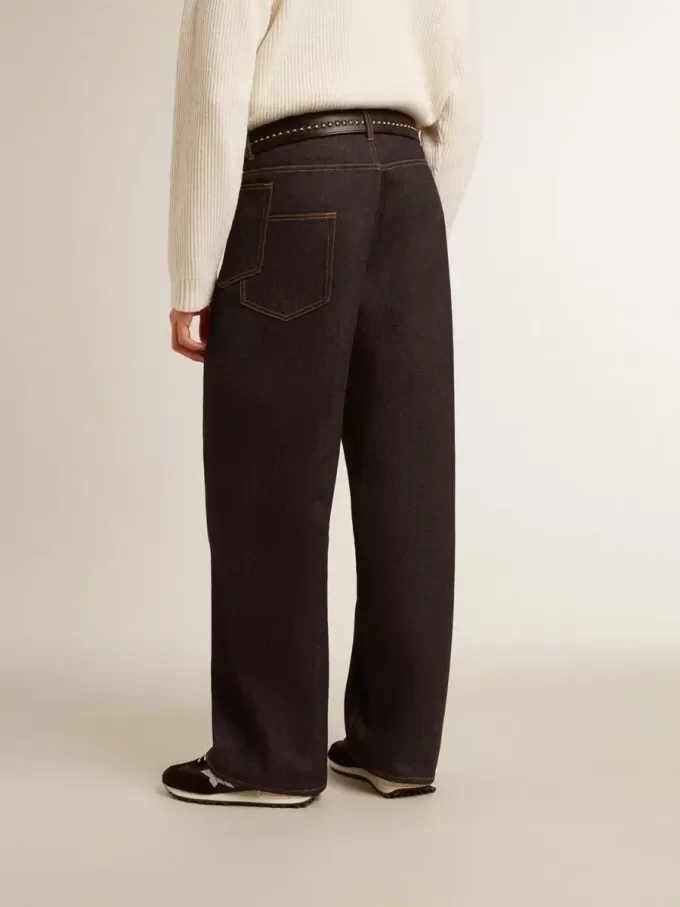 Dunkelblaue Herrenjeans mit weitem Bein aus einmal gewaschenem Denim Dunkelblaue Herrenjeans mit weitem Bein aus einmal gewaschenem Denim