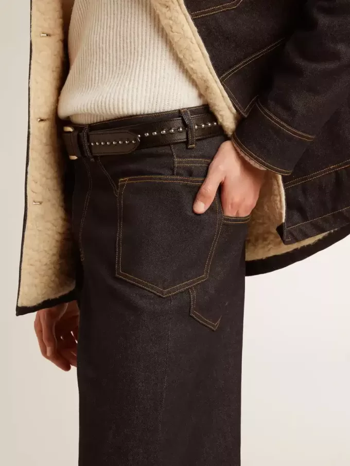 Dunkelblaue Herrenjeans mit weitem Bein aus einmal gewaschenem Denim Dunkelblaue Herrenjeans mit weitem Bein aus einmal gewaschenem Denim