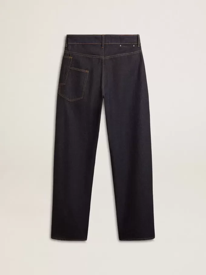 Dunkelblaue Herrenjeans mit weitem Bein aus einmal gewaschenem Denim Dunkelblaue Herrenjeans mit weitem Bein aus einmal gewaschenem Denim