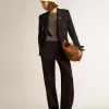 Dunkelblauer Damenblazer mit doppelter Knopfleiste Dunkelblauer Damenblazer mit doppelter Knopfleiste