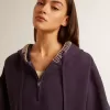 Dunkelblaues, kurz geschnittenes Sweatshirt mit Reißverschluss und bestickter Kapuze