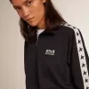 Dunkelblaues Sweatshirt mit Reißverschluss, weißem Streifen und kontrastierenden Sternen Dunkelblaues Sweatshirt mit Reißverschluss, weißem Streifen und kontrastierenden Sternen