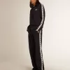 Dunkelblaues Sweatshirt mit Reißverschluss, weißem Streifen und kontrastierenden Sternen Dunkelblaues Sweatshirt mit Reißverschluss, weißem Streifen und kontrastierenden Sternen
