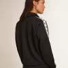 Dunkelblaues Sweatshirt mit Reißverschluss, weißem Streifen und kontrastierenden Sternen Dunkelblaues Sweatshirt mit Reißverschluss, weißem Streifen und kontrastierenden Sternen