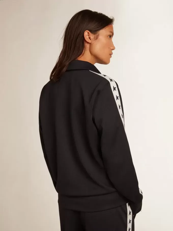 Dunkelblaues Sweatshirt mit Reißverschluss, weißem Streifen und kontrastierenden Sternen Dunkelblaues Sweatshirt mit Reißverschluss, weißem Streifen und kontrastierenden Sternen