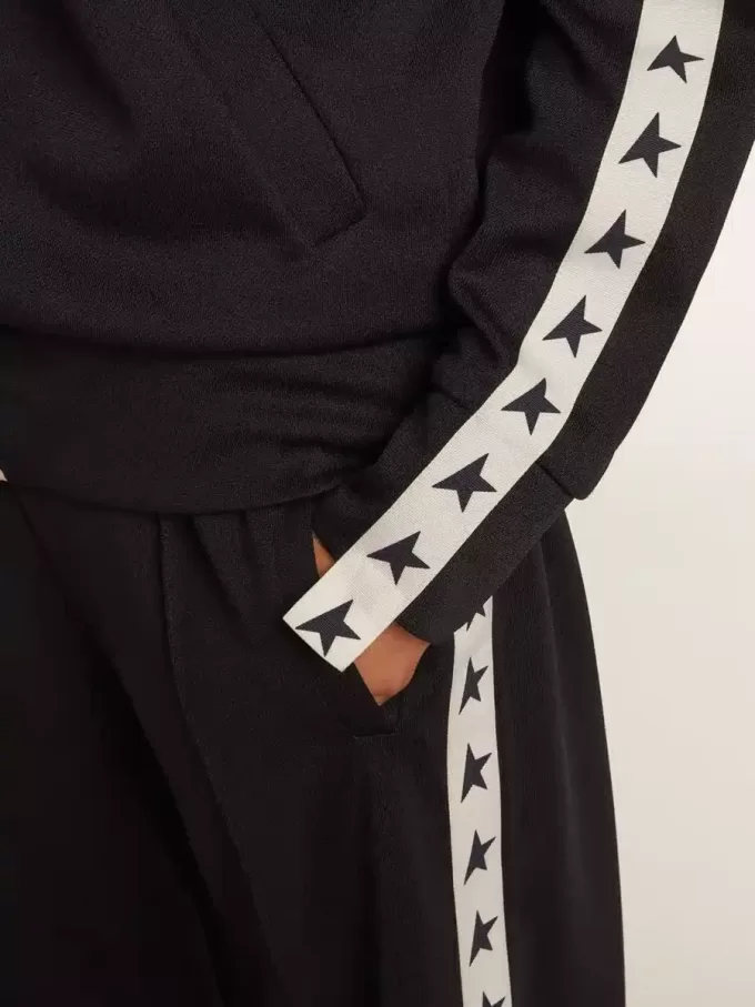 Dunkelblaues Sweatshirt mit Reißverschluss, weißem Streifen und kontrastierenden Sternen Dunkelblaues Sweatshirt mit Reißverschluss, weißem Streifen und kontrastierenden Sternen