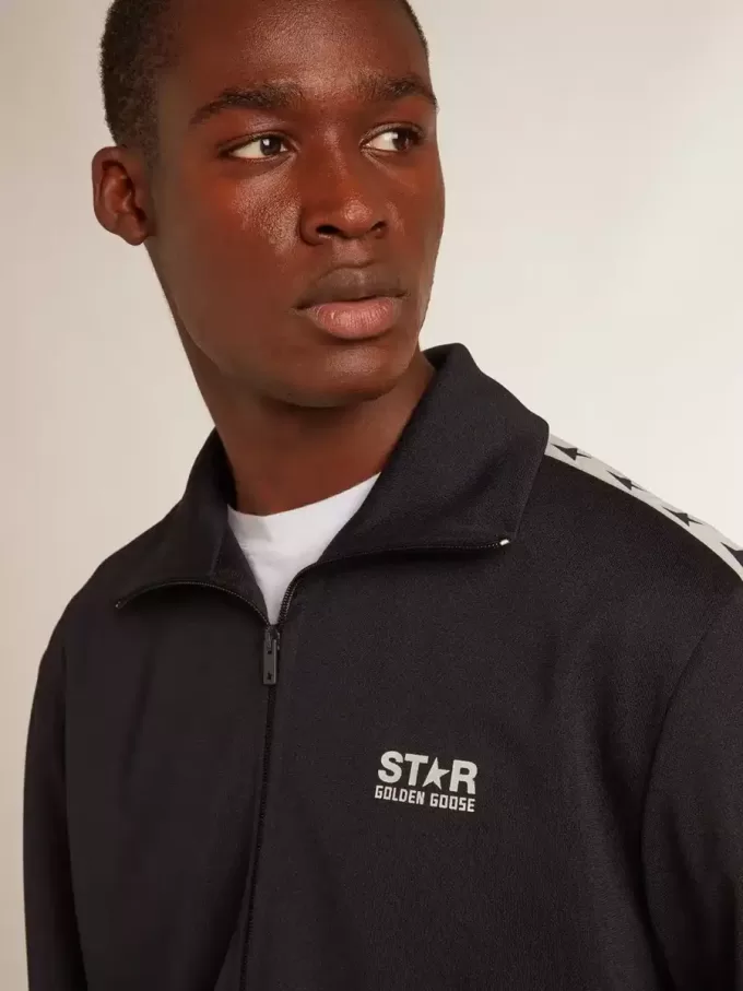 Dunkelblaues Sweatshirt mit weißem Streifen und kontrastierenden blauen Sternen