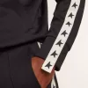 Dunkelblaues Sweatshirt mit weißem Streifen und kontrastierenden blauen Sternen