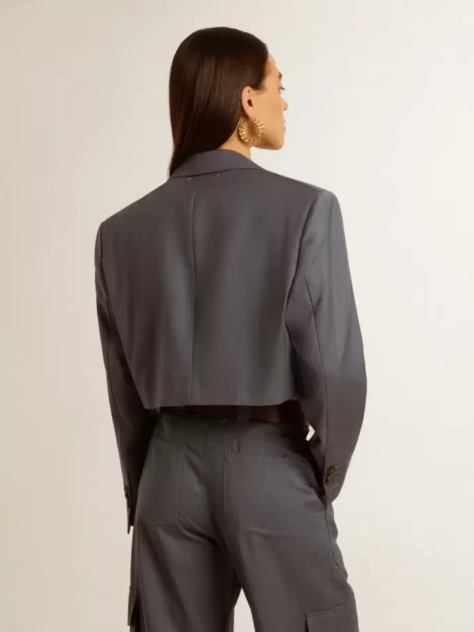 Einreihige, verkürzte Damenjacke aus babyblauer Wolle