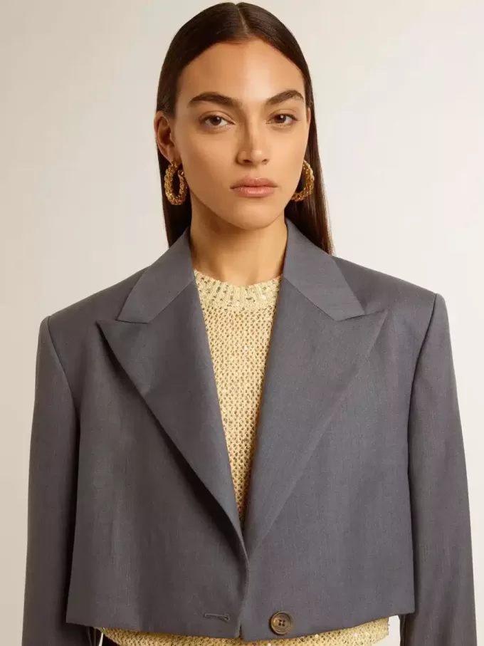 Einreihige, verkürzte Damenjacke aus babyblauer Wolle