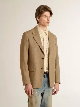 Einreihiger Herrenblazer aus sandfarbenem Leinenmix mit Chevron-Muster.