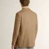 Einreihiger Herrenblazer aus sandfarbenem Leinenmix mit Chevron-Muster. Einreihiger Herrenblazer aus sandfarbenem Leinenmix mit Chevron-Muster.