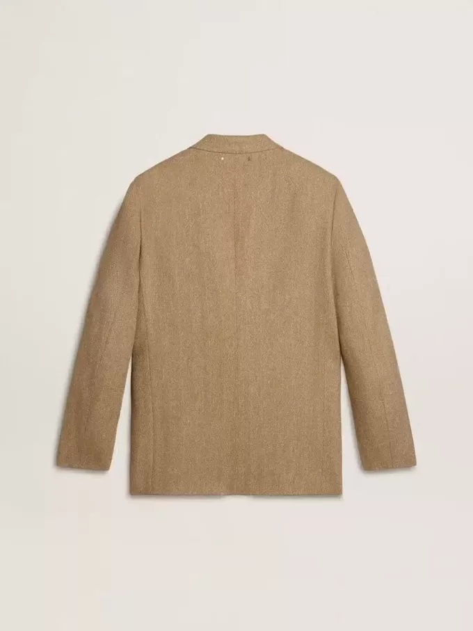 Einreihiger Herrenblazer aus sandfarbenem Leinenmix mit Chevron-Muster. Einreihiger Herrenblazer aus sandfarbenem Leinenmix mit Chevron-Muster.