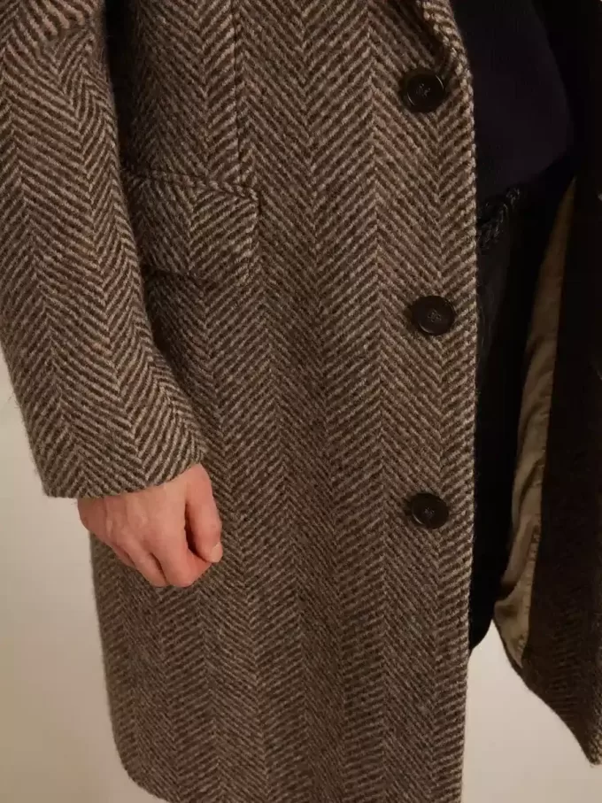 Einreihiger Herrenmantel aus Wolle mit beige-grauem Fischgrätenmuster