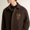 Einreihiger Journey-Mantel für Herren aus knitterfreier Wollmischung mit Blumenanstecknadel Einreihiger Journey-Mantel für Herren aus knitterfreier Wollmischung mit Blumenanstecknadel