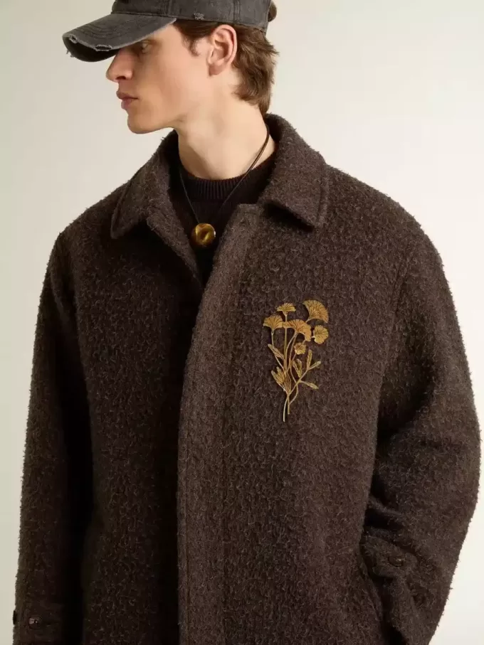 Einreihiger Journey-Mantel für Herren aus knitterfreier Wollmischung mit Blumenanstecknadel Einreihiger Journey-Mantel für Herren aus knitterfreier Wollmischung mit Blumenanstecknadel