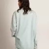 Gebleichtes Boyfriend-Hemd für Damen mit Cabochon-Kristallen