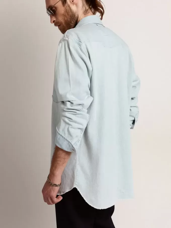 Gebleichtes Denimhemd für Herren mit gehämmerten Nieten