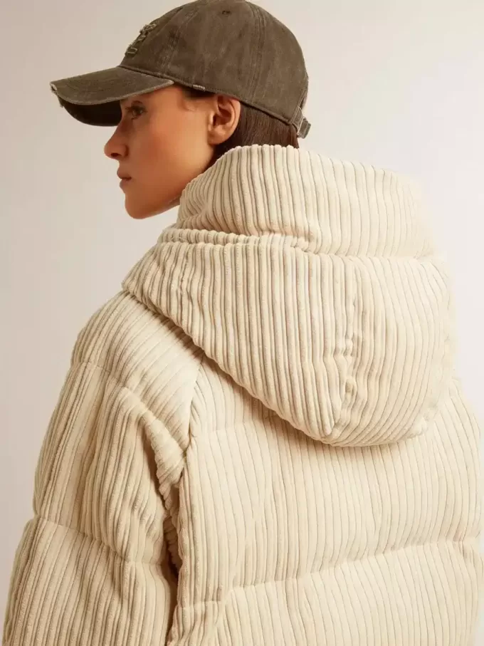 Gepolsterte Öko-Daunenjacke mit Reißverschluss und Kapuze Gepolsterte Öko-Daunenjacke mit Reißverschluss und Kapuze