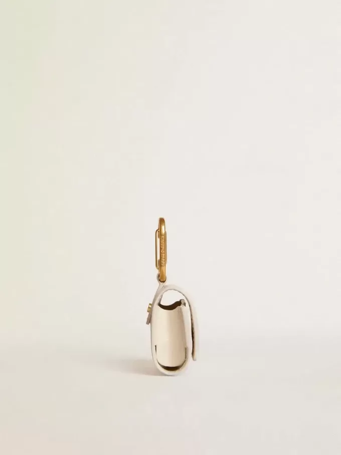 Getragene weiße AirPod-Hülle Getragene weiße AirPod-Hülle