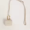 Getragene weiße AirPod-Hülle Getragene weiße AirPod-Hülle
