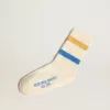 Getragene weiße Kindersocken mit Used-Details und zweifarbigen Streifen in leuchtendem Blau und Senfgelb Getragene weiße Kindersocken mit Used-Details und zweifarbigen Streifen in leuchtendem Blau und Senfgelb