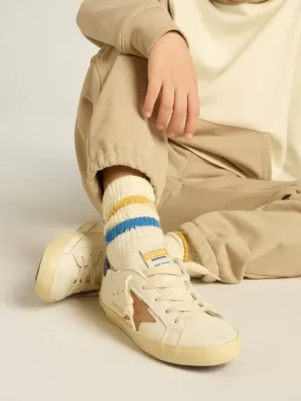 Getragene weiße Kindersocken mit Used-Details und zweifarbigen Streifen in leuchtendem Blau und Senfgelb