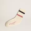 Getragene weiße Kindersocken mit Used-Details und zweifarbigen Streifen in Lila und Blau Getragene weiße Kindersocken mit Used-Details und zweifarbigen Streifen in Lila und Blau