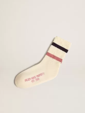 Getragene weiße Kindersocken mit Used-Details und zweifarbigen Streifen in Lila und Blau