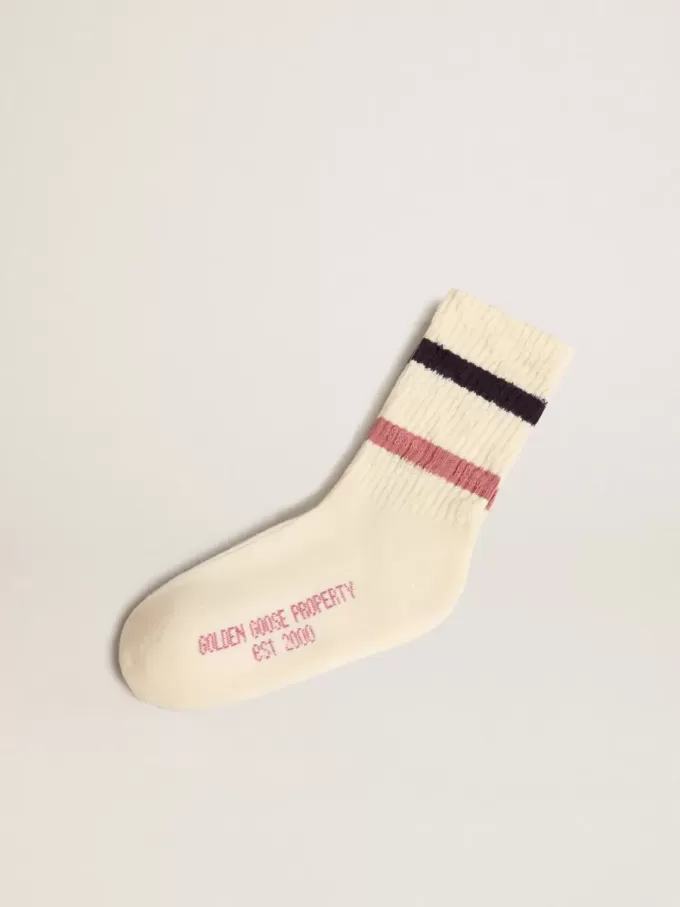 Getragene weiße Kindersocken mit Used-Details und zweifarbigen Streifen in Lila und Blau Getragene weiße Kindersocken mit Used-Details und zweifarbigen Streifen in Lila und Blau
