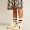 Getragene weiße Kindersocken mit Used-Details und zweifarbigen Streifen in Lila und Blau Getragene weiße Kindersocken mit Used-Details und zweifarbigen Streifen in Lila und Blau