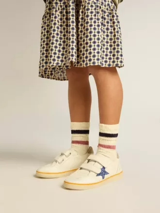 Getragene weiße Kindersocken mit Used-Details und zweifarbigen Streifen in Lila und Blau